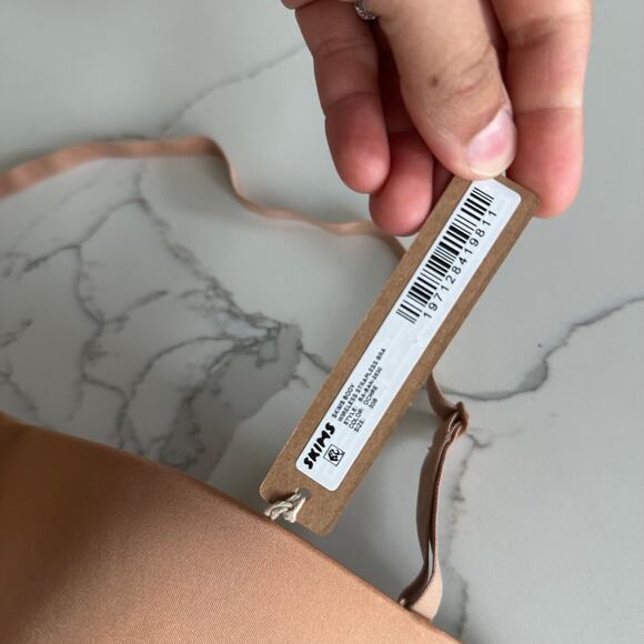 SKIMS BODY WIRELESS FORM STRAPLESS BRA Size 30B - Picture 3 of 5